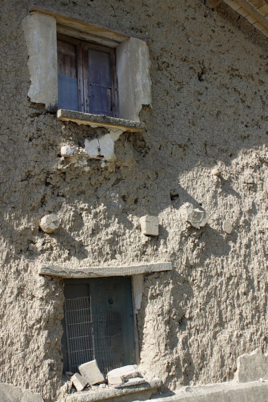 Terre crue : ce matériau ancestral qui révolutionne la construction durable du 21ᵉ siècle