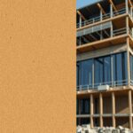 Gros plan sur des panneaux d'isolation en liège naturel montrant une texture cellulaire, avec un bâtiment moderne économe en énergie en constructio...