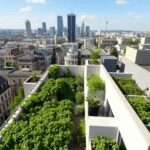 Jardin sur le toit avec des fermes verticales sur un bâtiment moderne, situé en contrebas d'une ligne d'horizon de ville featuring une architecture...