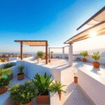 Terrasse de toit méditerranéenne ensoleillée avec des plantes vertes, des surfaces réfléchissantes blanches, des pergolas ombragées, sous un ciel b...